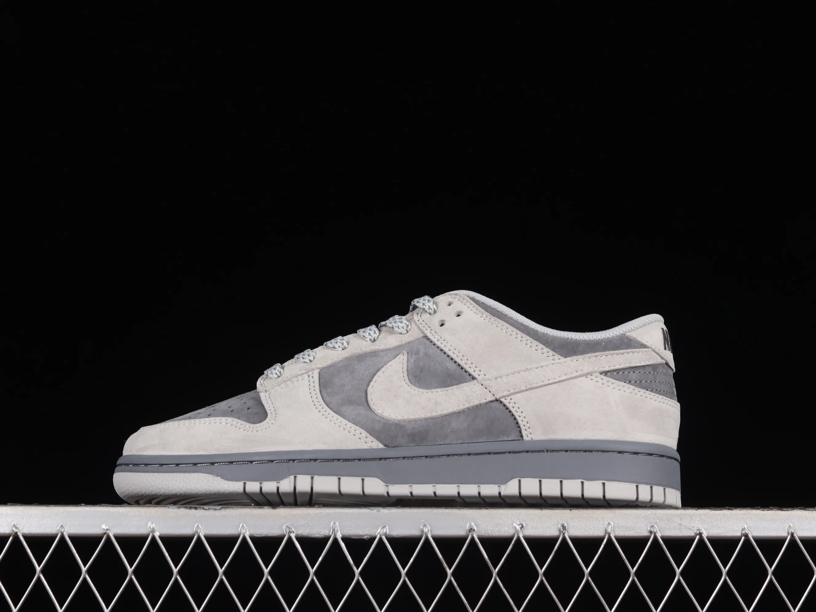 All Categories Nk SB Dunk Series Nk SB Dunk Low Low-top sneakers Otomo Katsuhiro x Nk SB Dunk Low "Steamboy OST" Creative customization collaboration Otomo Katsuhiro co-branded SB low-top sports and leisure sneakers DD3699-003